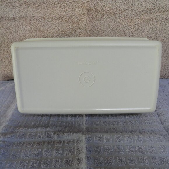 Tupperware, #1508-4, Bread Box, Loaf Keeper, Made in USA - Picture 7 of 9